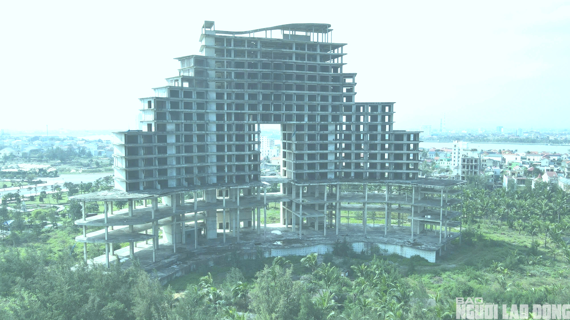 Hai khách sạn bỏ hoang tại Đồng Hới gây lo ngại về đầu tư Du lịch - Ảnh 2. Hai khách sạn bỏ hoang tại Đồng Hới gây lo ngại về đầu tư Du lịch - Ảnh 2.