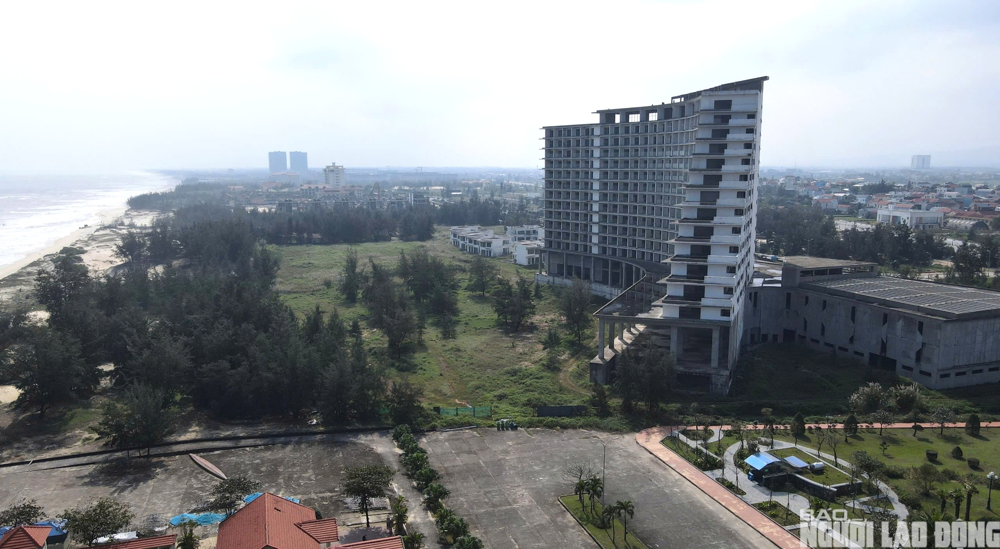 Hai khách sạn bỏ hoang tại Đồng Hới gây lo ngại về đầu tư Du lịch - Ảnh 8. Hai khách sạn bỏ hoang tại Đồng Hới gây lo ngại về đầu tư Du lịch - Ảnh 8.