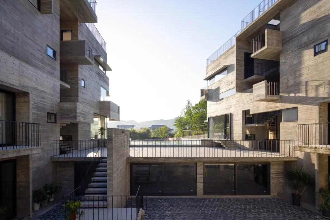 Dốc sạch 6,5 tỷ tiền tiết kiệm, hai chị em tuổi trung niên xây nhà ở quê cho 8 người sống chung khi về già - Ảnh 2.