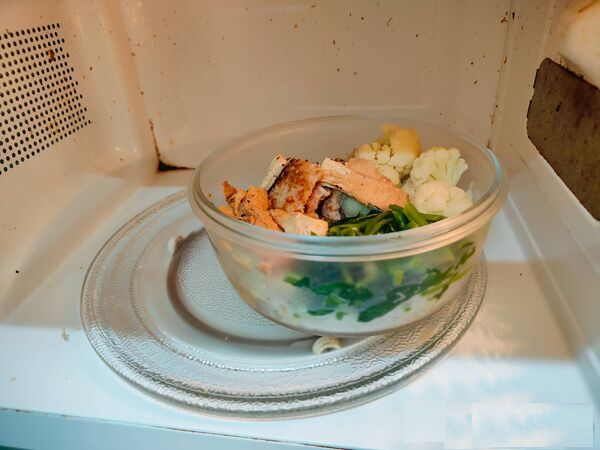 Không nên đặt thức ăn vào giữa lò vi sóng! Một dược sĩ tiết lộ nguyên tắc này, khiến cư dân mạng kinh ngạc: 20 năm sử dụng sai cách- Ảnh 1.