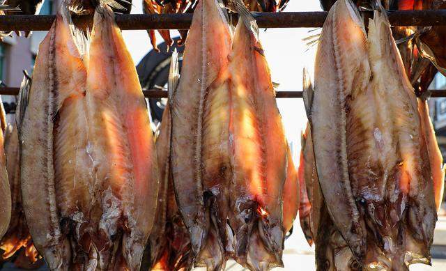 Ăn cá sai cách có thể "phá thận"? Bác sĩ cảnh báo: 3 loại này nên ăn ít- Ảnh 2.