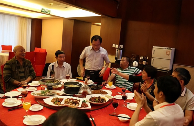 Lớp trưởng bị bạn học cũ ép thanh toán hoá đơn hơn 56 triệu đồng, một câu nói của “hoa khôi lớp” đã thay đổi tất cả- Ảnh 3.