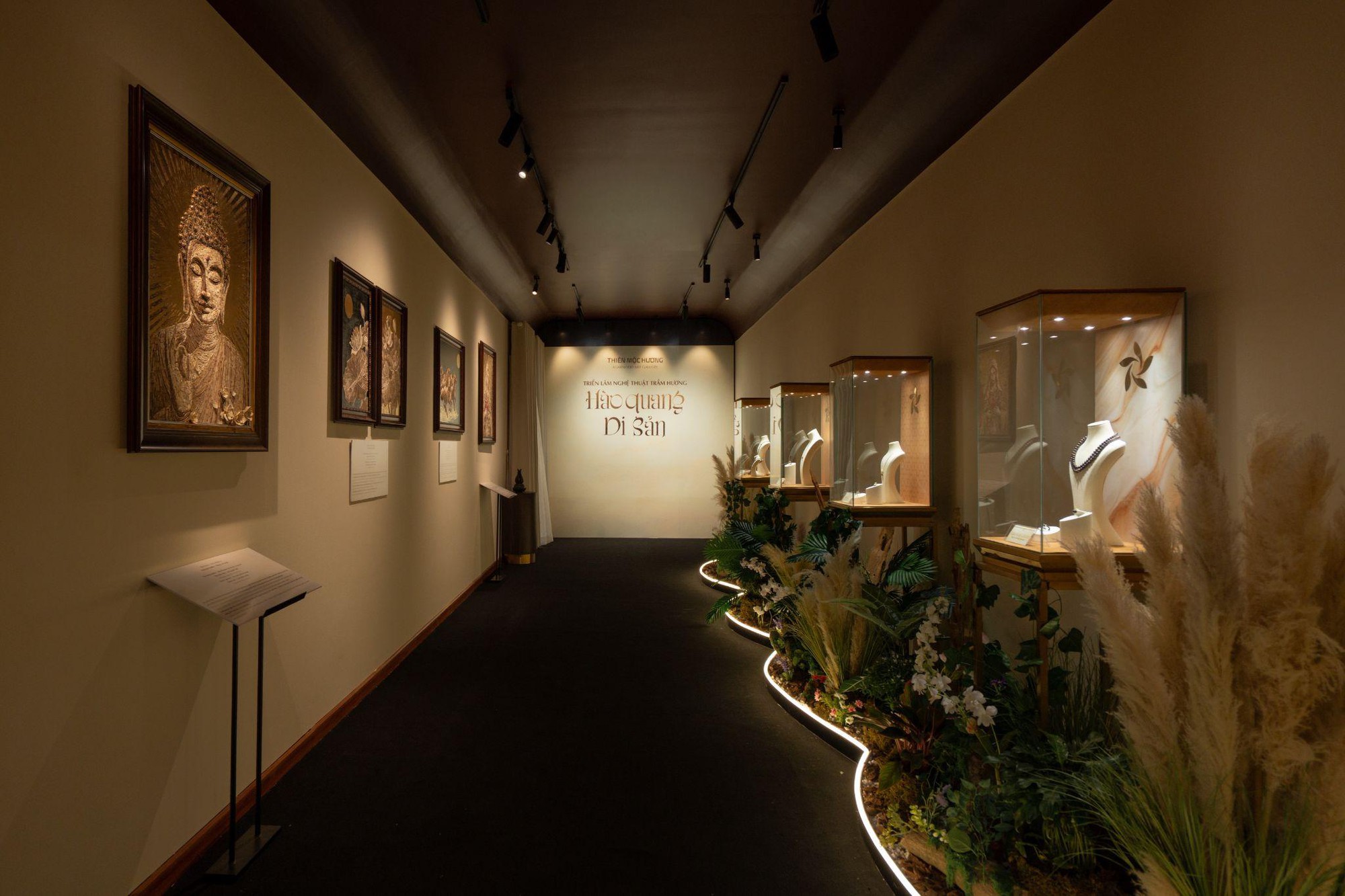 Thiên Mộc Hương lần đầu tiên ra mắt tranh trầm hương đắp nổi Mosaic - Ảnh 4. Thiên Mộc Hương lần đầu tiên ra mắt tranh trầm hương đắp nổi Mosaic - Ảnh 4.