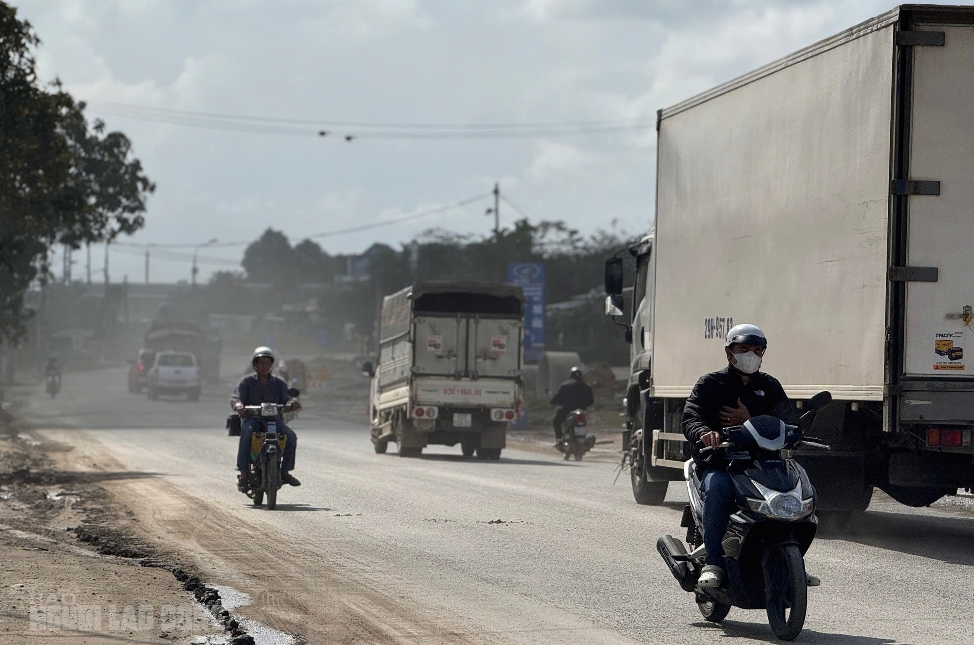 Đà Nẵng thi công cải tạo Quốc lộ 14B chậm tiến độ và ảnh hưởng an toàn giao thông - Ảnh 2.