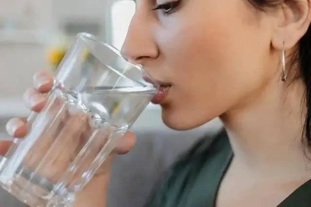 Có nên ăn ít rau hơn khi về già? Các bác sĩ cảnh báo: Người trên 65 tuổi nên tránh 4 thói quen này vì chúng có thể rút ngắn tuổi thọ- Ảnh 4.