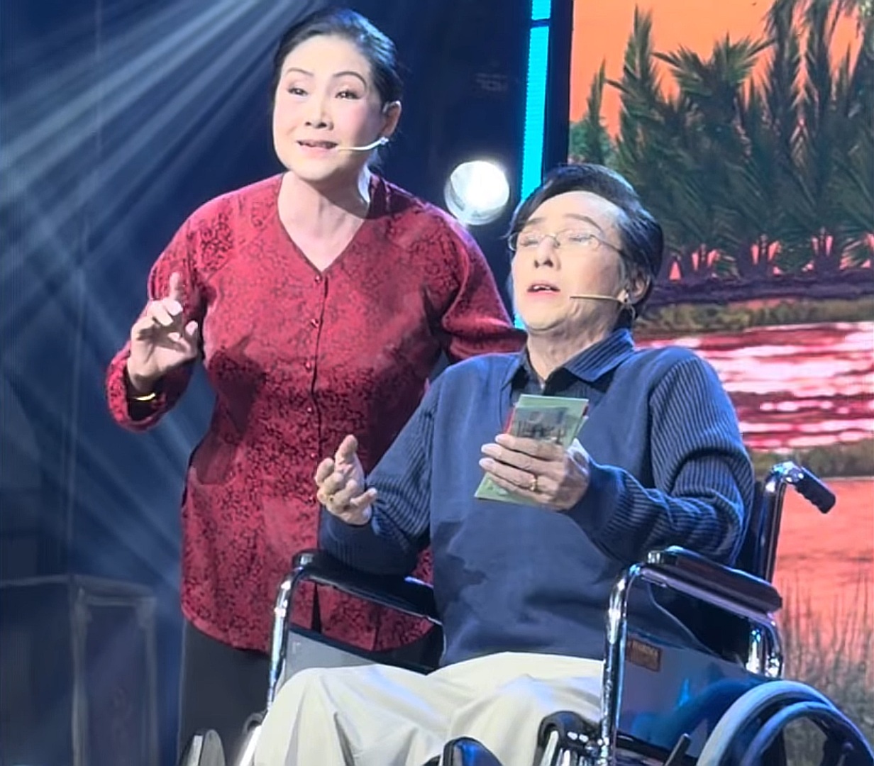 Em trai NSƯT Vũ Linh rất yếu, ngồi xe lăn ra sân khấu: Khán giả đưa nhiều tiền mặt- Ảnh 1.