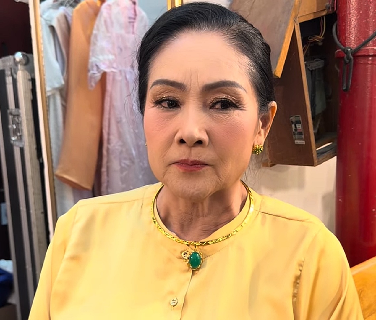 Em trai NSƯT Vũ Linh rất yếu, ngồi xe lăn ra sân khấu: Khán giả đưa nhiều tiền mặt- Ảnh 2.