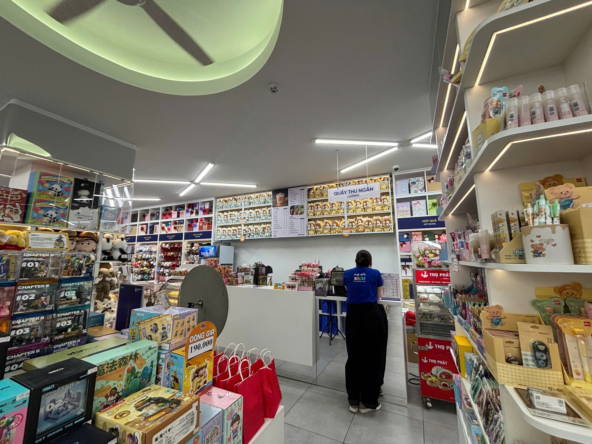 Trải nghiệm đọc sách xuyên đêm trên mặt bằng tiền tỉ tại phố đi bộ Nguyễn Huệ, mà lại hoàn toàn miễn phí!- Ảnh 9.