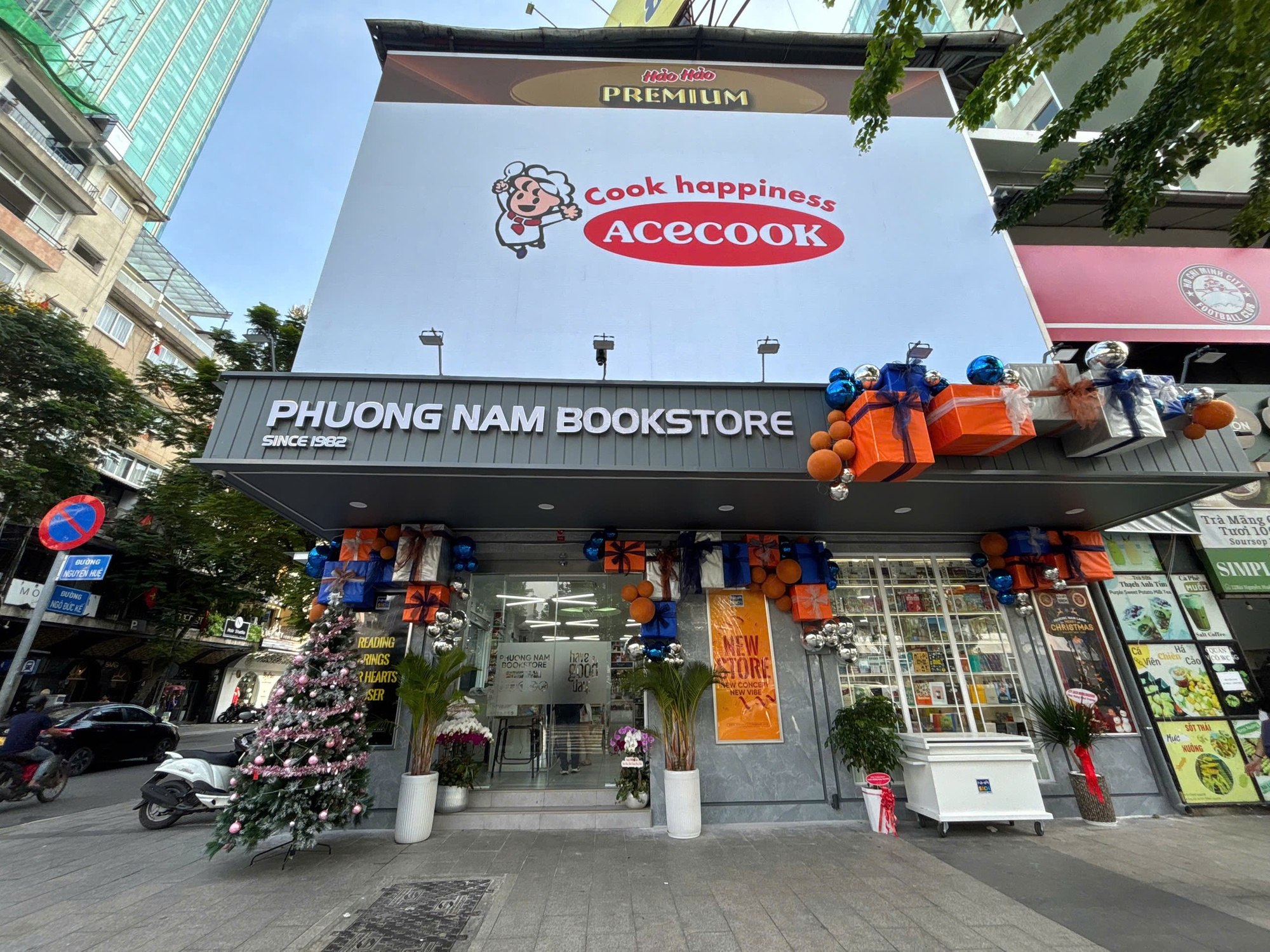 Trải nghiệm đọc sách xuyên đêm trên mặt bằng tiền tỉ tại phố đi bộ Nguyễn Huệ, mà lại hoàn toàn miễn phí!- Ảnh 1.