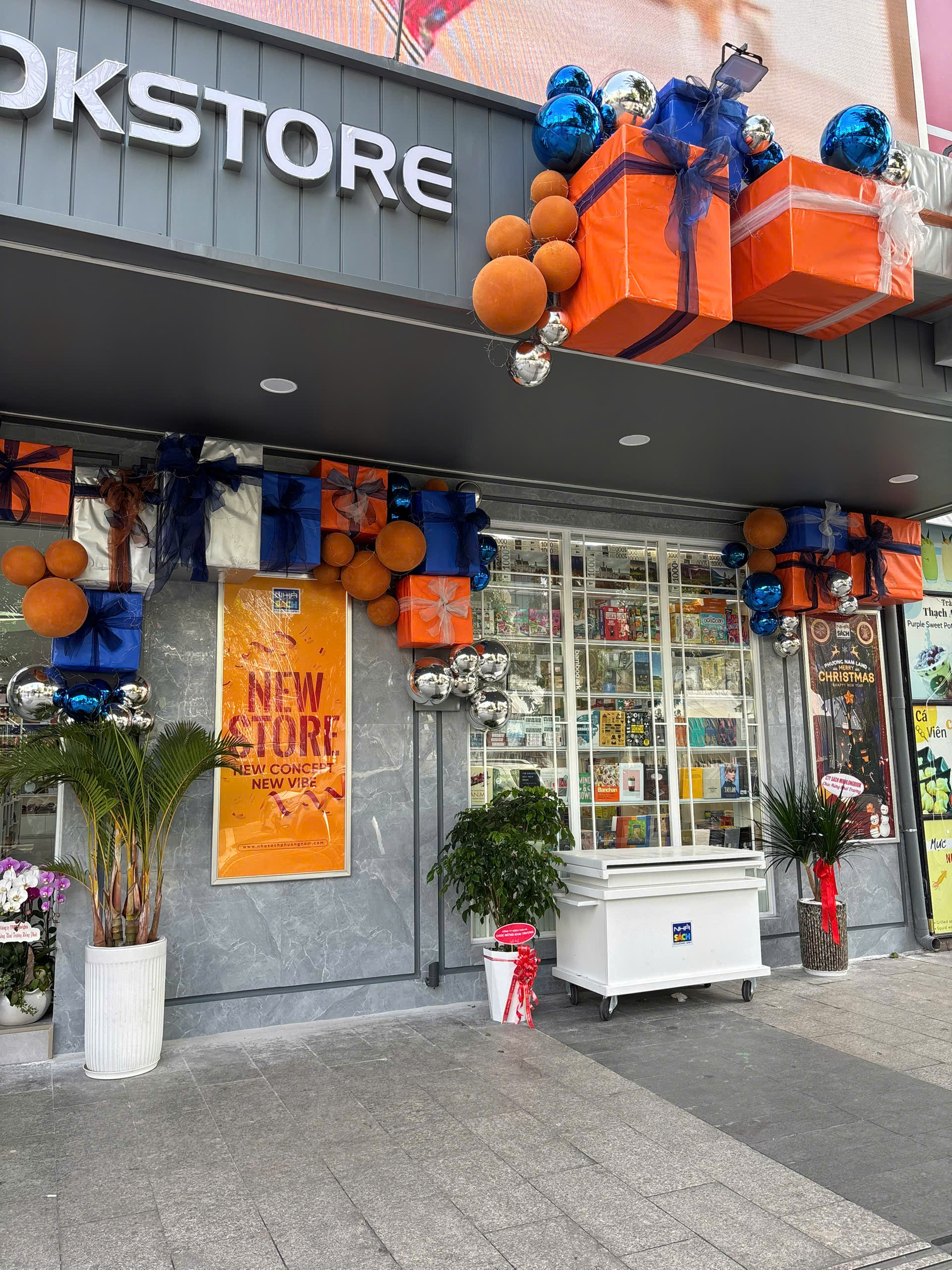 Trải nghiệm đọc sách xuyên đêm trên mặt bằng tiền tỉ tại phố đi bộ Nguyễn Huệ, mà lại hoàn toàn miễn phí!- Ảnh 3.