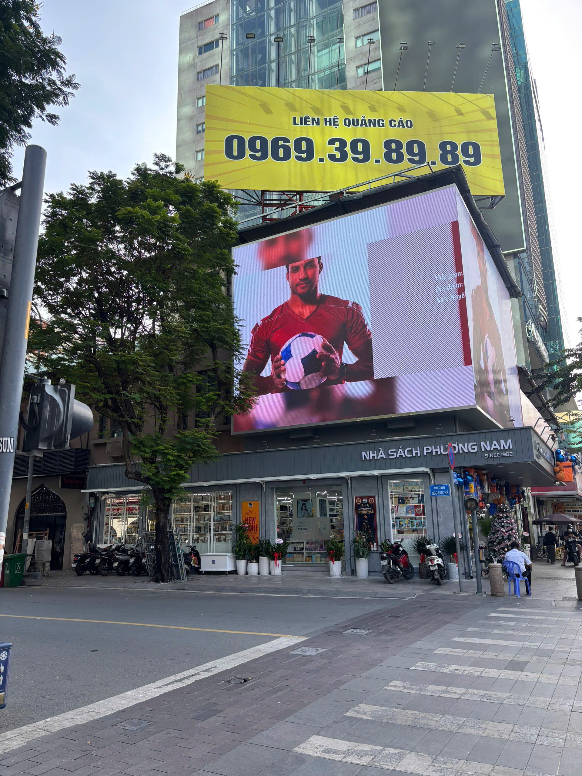 Trải nghiệm đọc sách xuyên đêm trên mặt bằng tiền tỉ tại phố đi bộ Nguyễn Huệ, mà lại hoàn toàn miễn phí!- Ảnh 2.