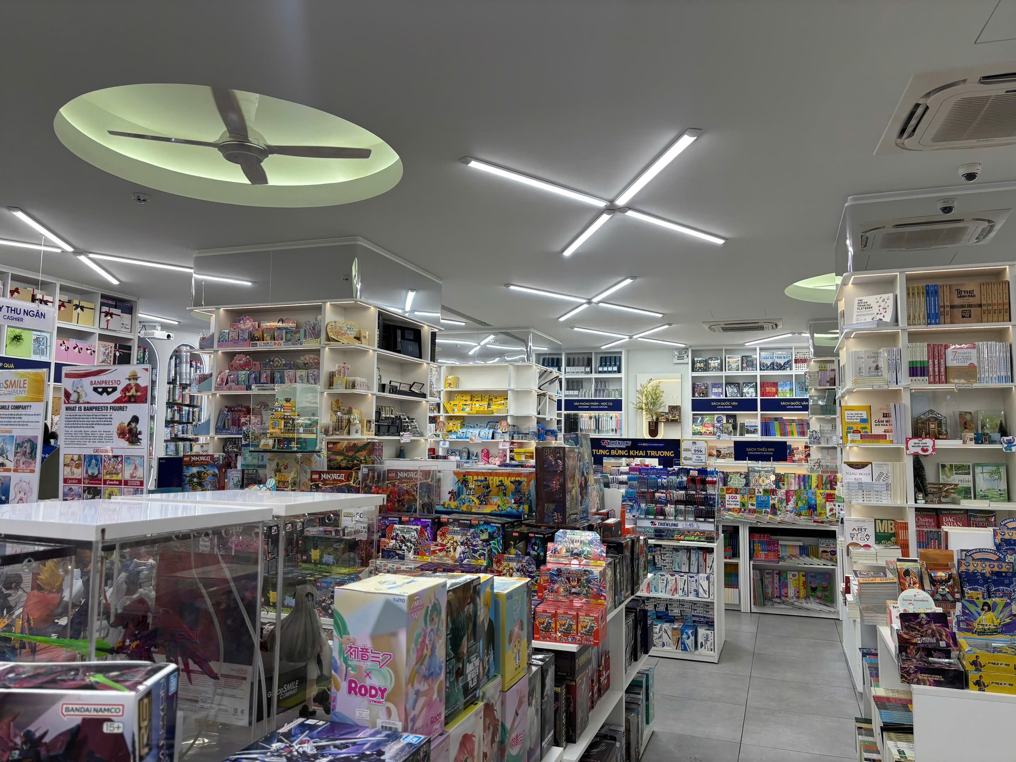 Trải nghiệm đọc sách xuyên đêm trên mặt bằng tiền tỉ tại phố đi bộ Nguyễn Huệ, mà lại hoàn toàn miễn phí!- Ảnh 4.