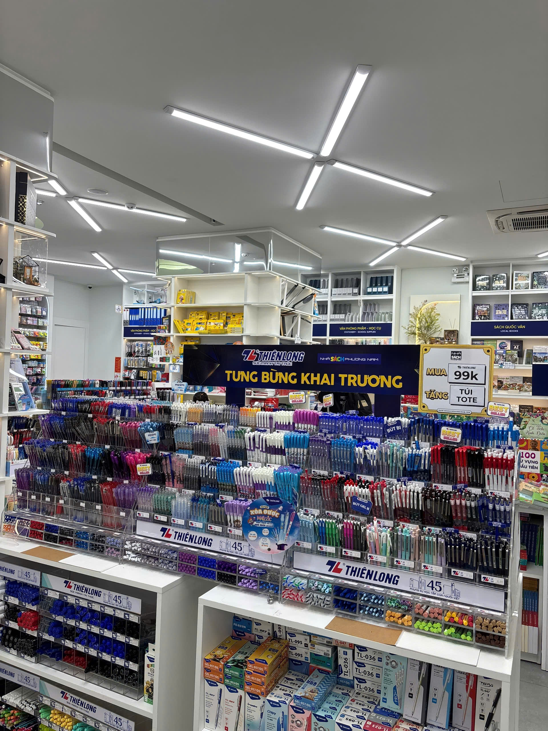 Trải nghiệm đọc sách xuyên đêm trên mặt bằng tiền tỉ tại phố đi bộ Nguyễn Huệ, mà lại hoàn toàn miễn phí!- Ảnh 15.