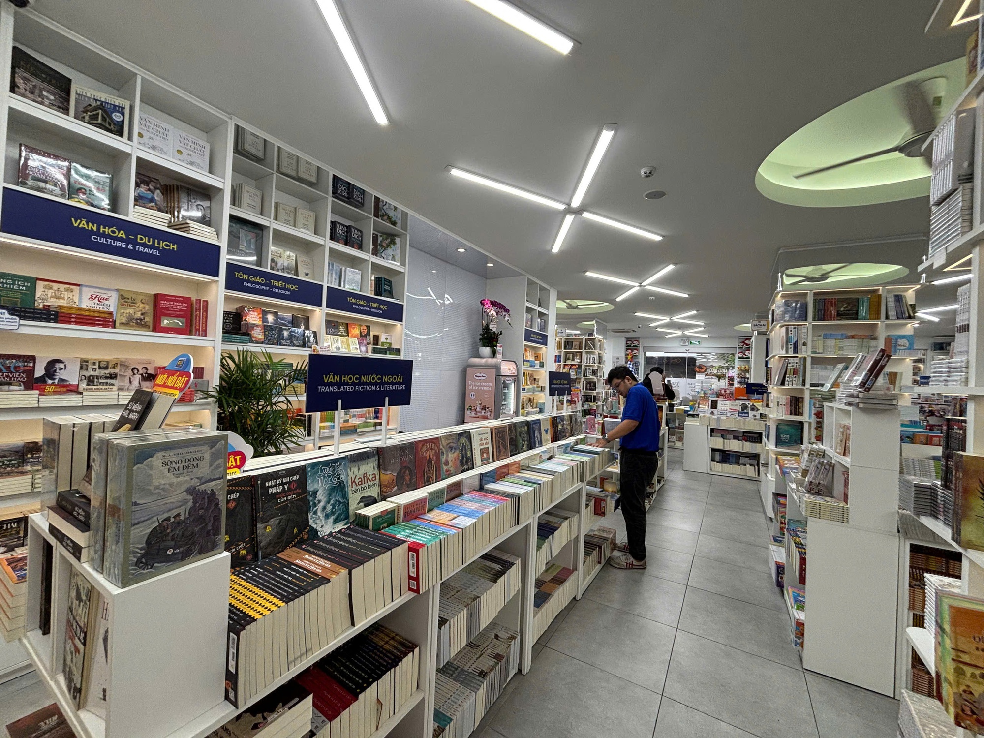 Trải nghiệm đọc sách xuyên đêm trên mặt bằng tiền tỉ tại phố đi bộ Nguyễn Huệ, mà lại hoàn toàn miễn phí!- Ảnh 8.