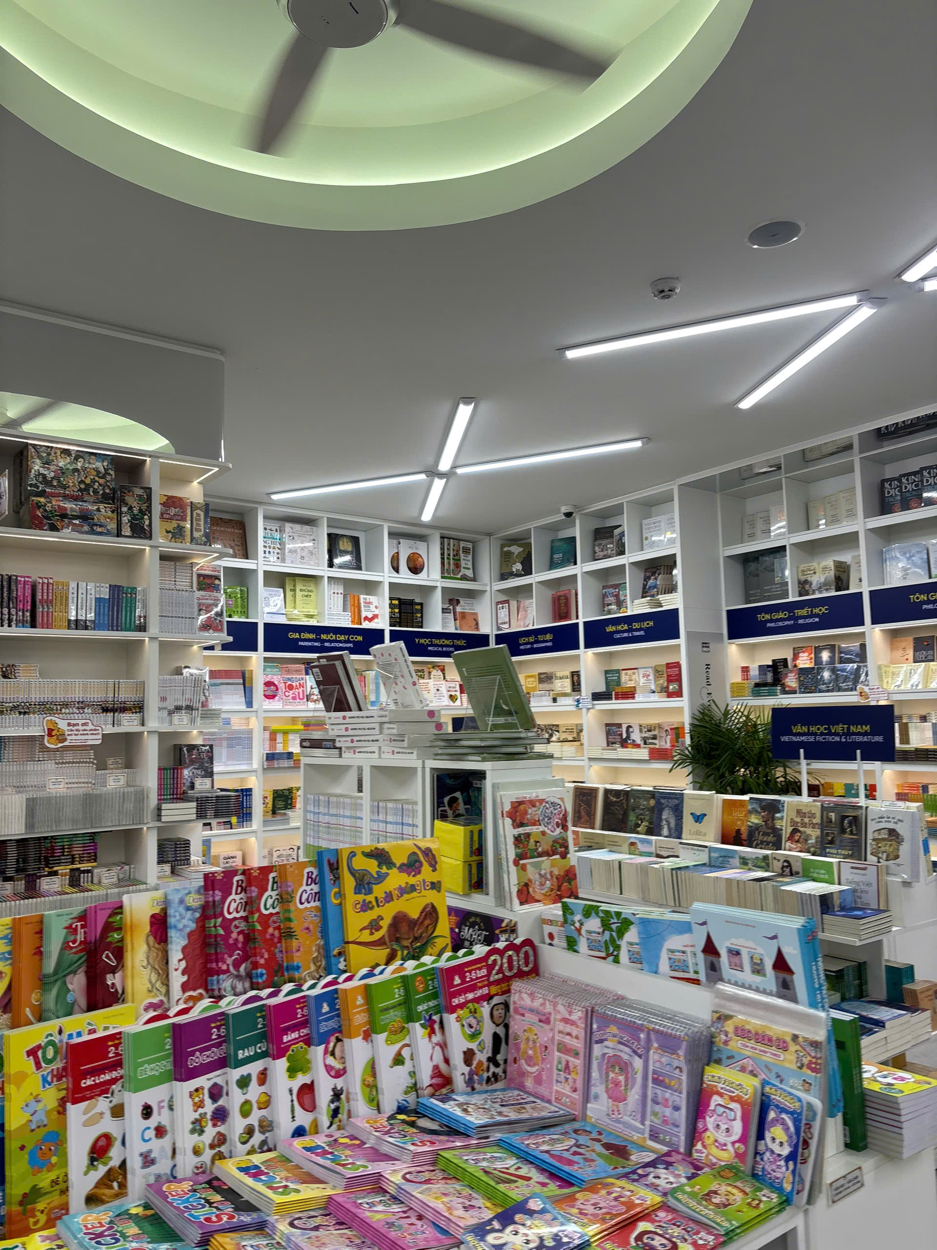 Trải nghiệm đọc sách xuyên đêm trên mặt bằng tiền tỉ tại phố đi bộ Nguyễn Huệ, mà lại hoàn toàn miễn phí!- Ảnh 6.