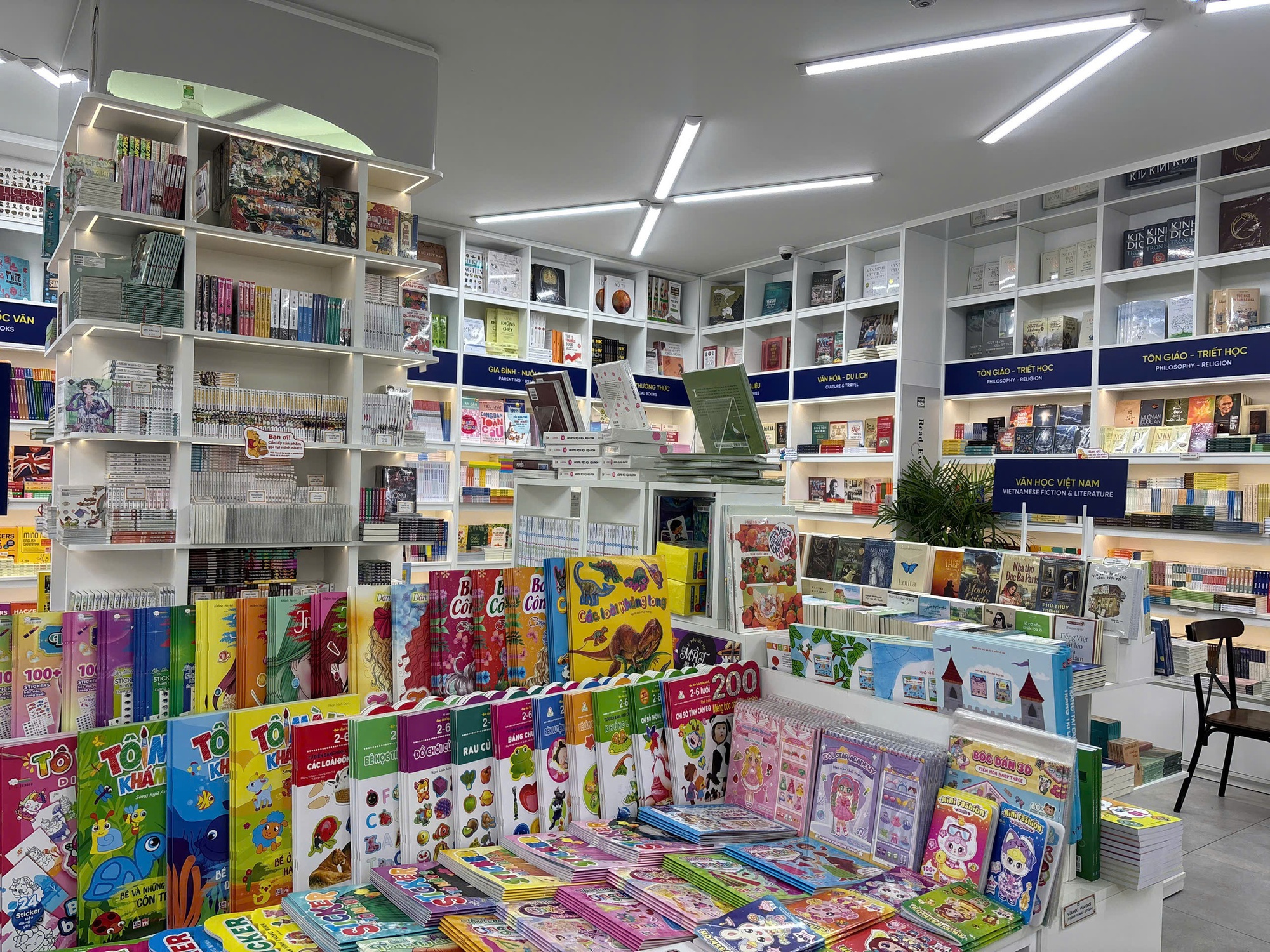 Trải nghiệm đọc sách xuyên đêm trên mặt bằng tiền tỉ tại phố đi bộ Nguyễn Huệ, mà lại hoàn toàn miễn phí!- Ảnh 10.