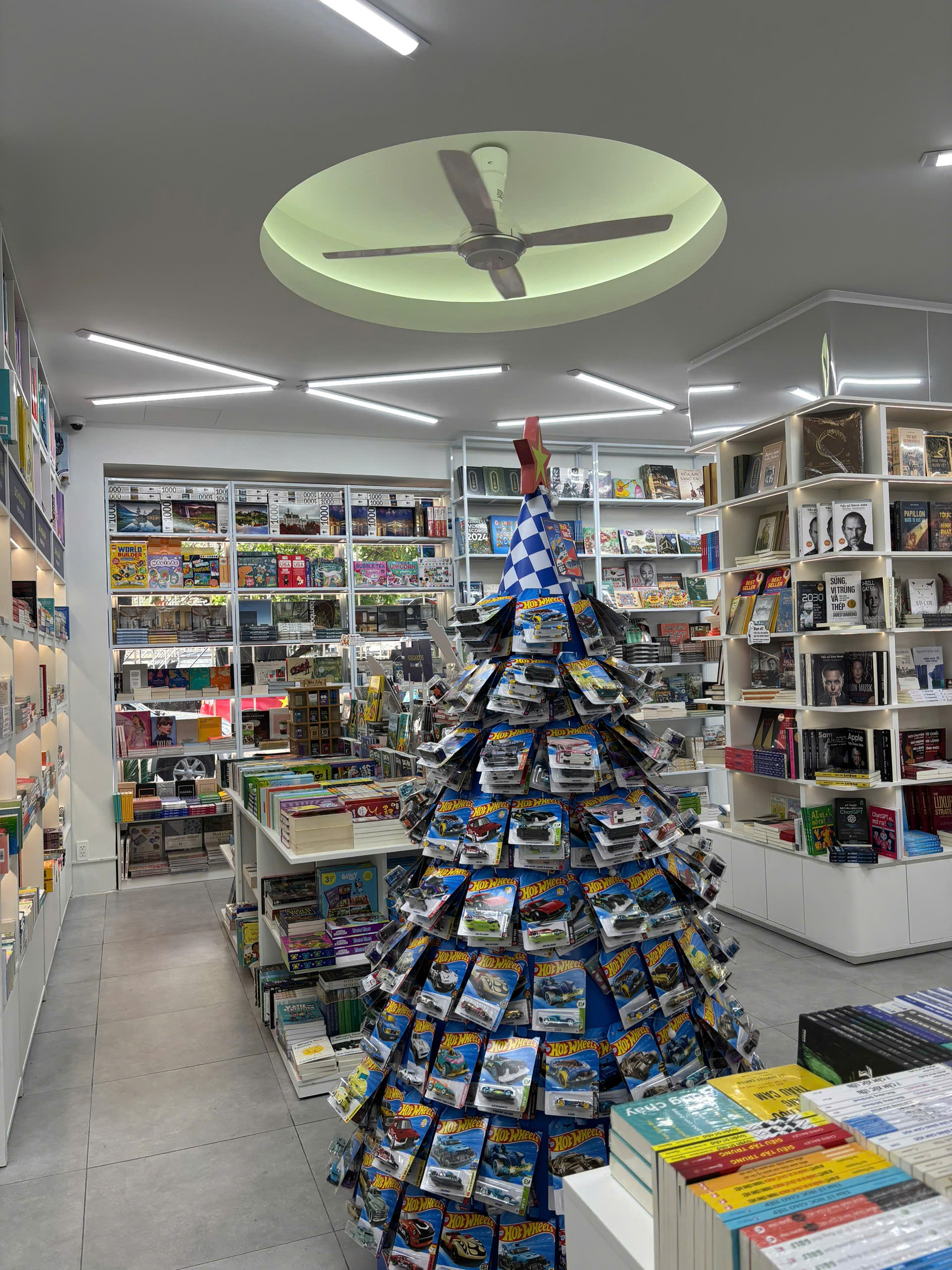 Trải nghiệm đọc sách xuyên đêm trên mặt bằng tiền tỉ tại phố đi bộ Nguyễn Huệ, mà lại hoàn toàn miễn phí!- Ảnh 5.