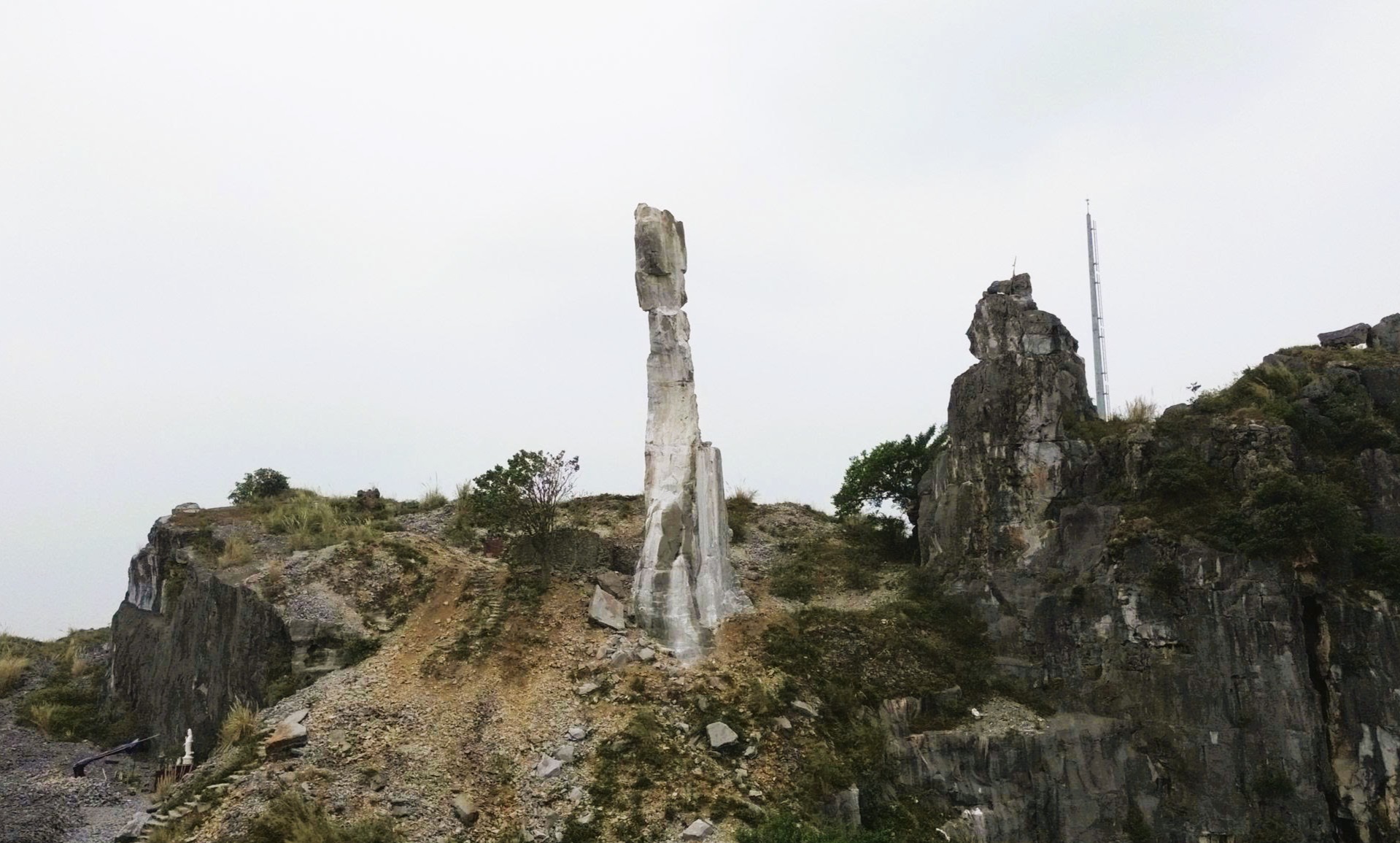 Diện mạo Hòn Vọng Phu sau khi được chi 17 tỉ đồng chống đổ sập - Ảnh 2.