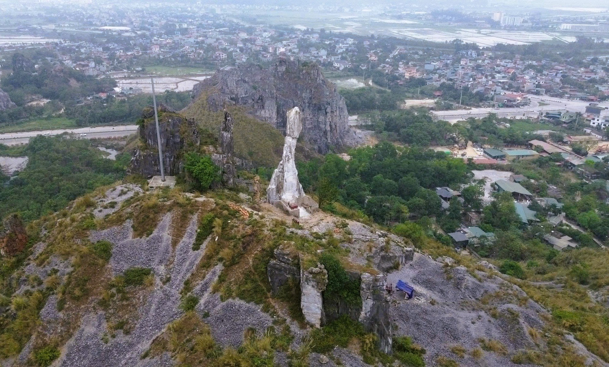 Diện mạo Hòn Vọng Phu sau khi được chi 17 tỉ đồng chống đổ sập - Ảnh 7.