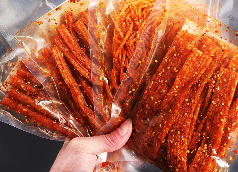 Bé lớp 2 đã phải "đối mặt" với ung thư đại trực tràng vì dùng 2 món ăn vặt này làm bữa chính - Ảnh 2.