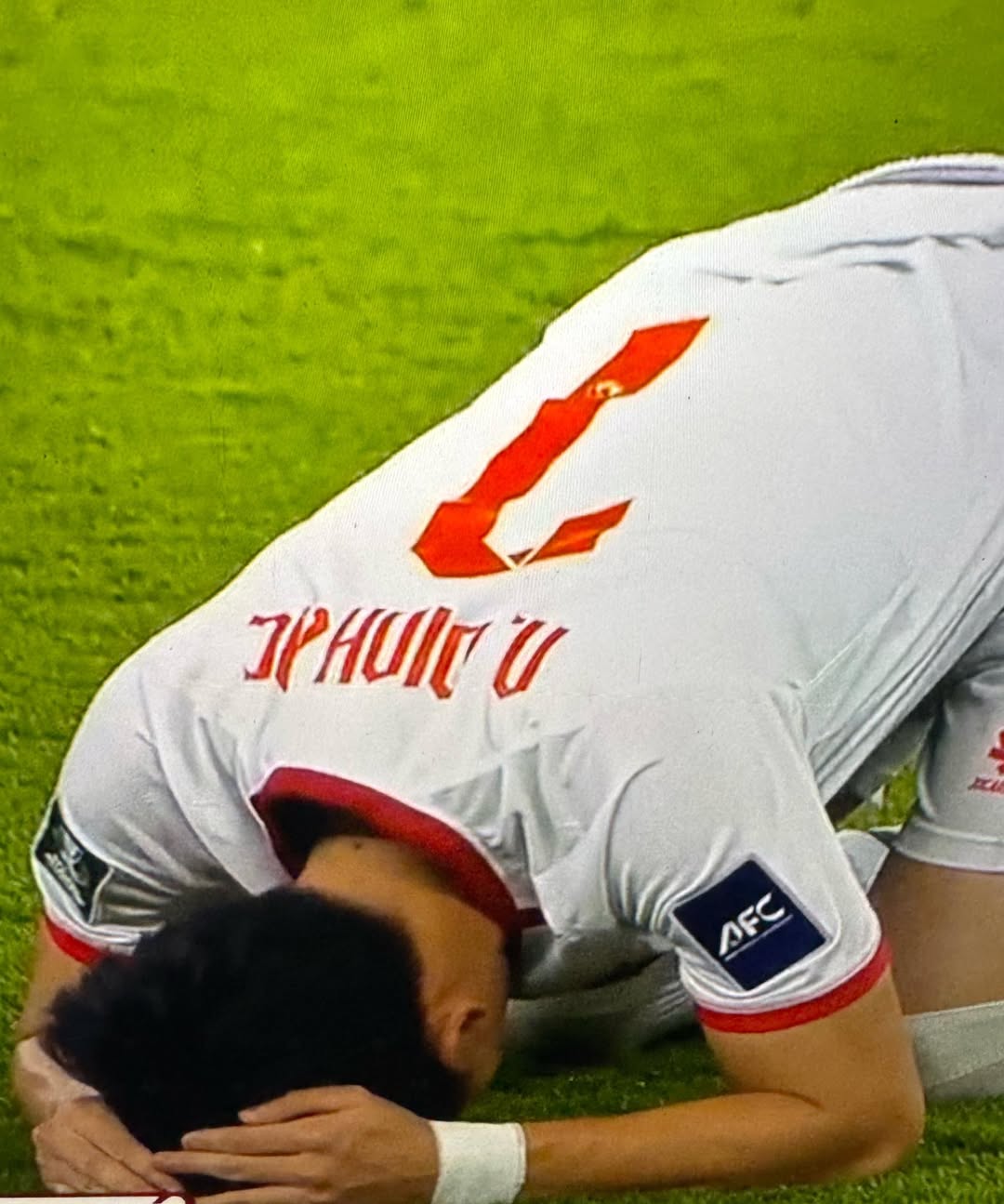 Hotboy U23 Việt Nam Đình Bắc cứ hôn bóng là ghi bàn, quỳ lạy cũng viral khắp cõi mạng!- Ảnh 2.