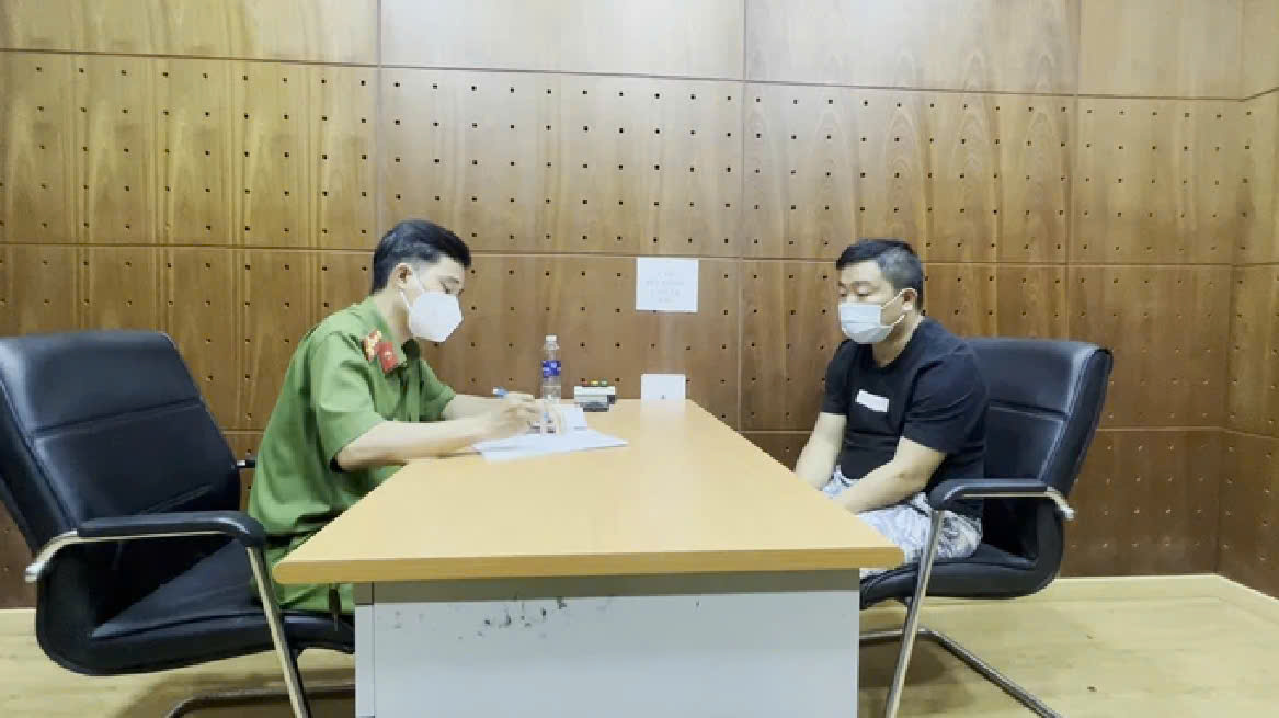 Công an TPHCM bắt kẻ đứng sau một sàn tiền điện tử - Ảnh 1.