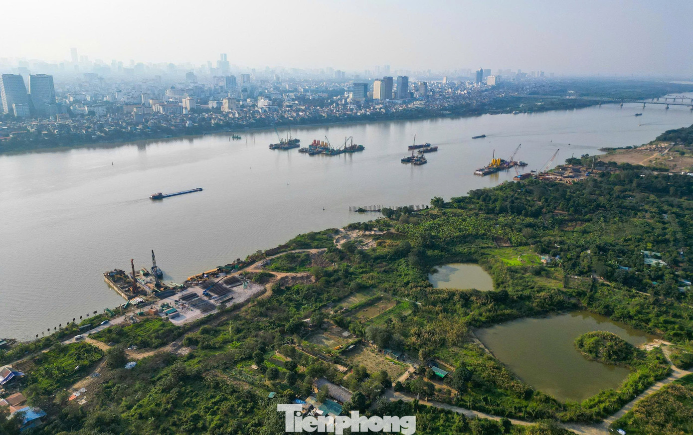 Đại công trường cầu Trần Hưng Đạo 16.000 tỷ đồng nhìn từ trên cao - Ảnh 1.