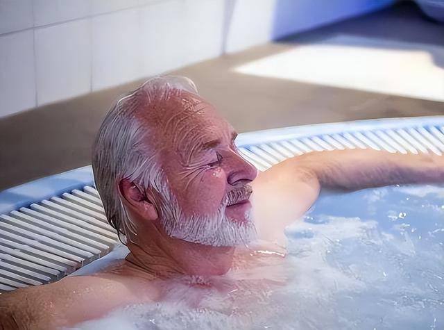 Sau 50 tuổi, hãy nhớ "4 điều không nên" khi tắm: Tắm sai cách có thể rút ngắn tuổi thọ - Ảnh 3.