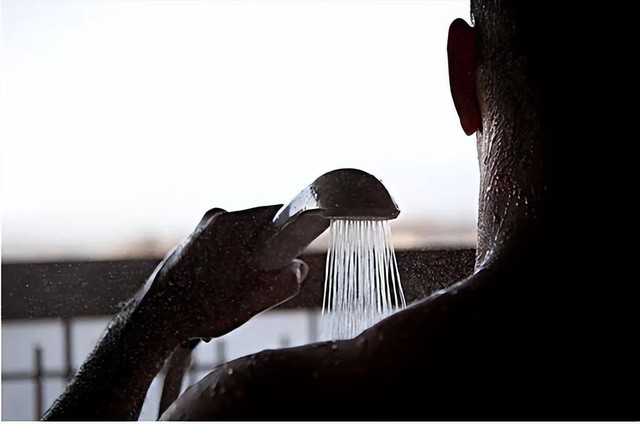 Sau 50 tuổi, hãy nhớ "4 điều không nên" khi tắm: Tắm sai cách có thể rút ngắn tuổi thọ - Ảnh 1.