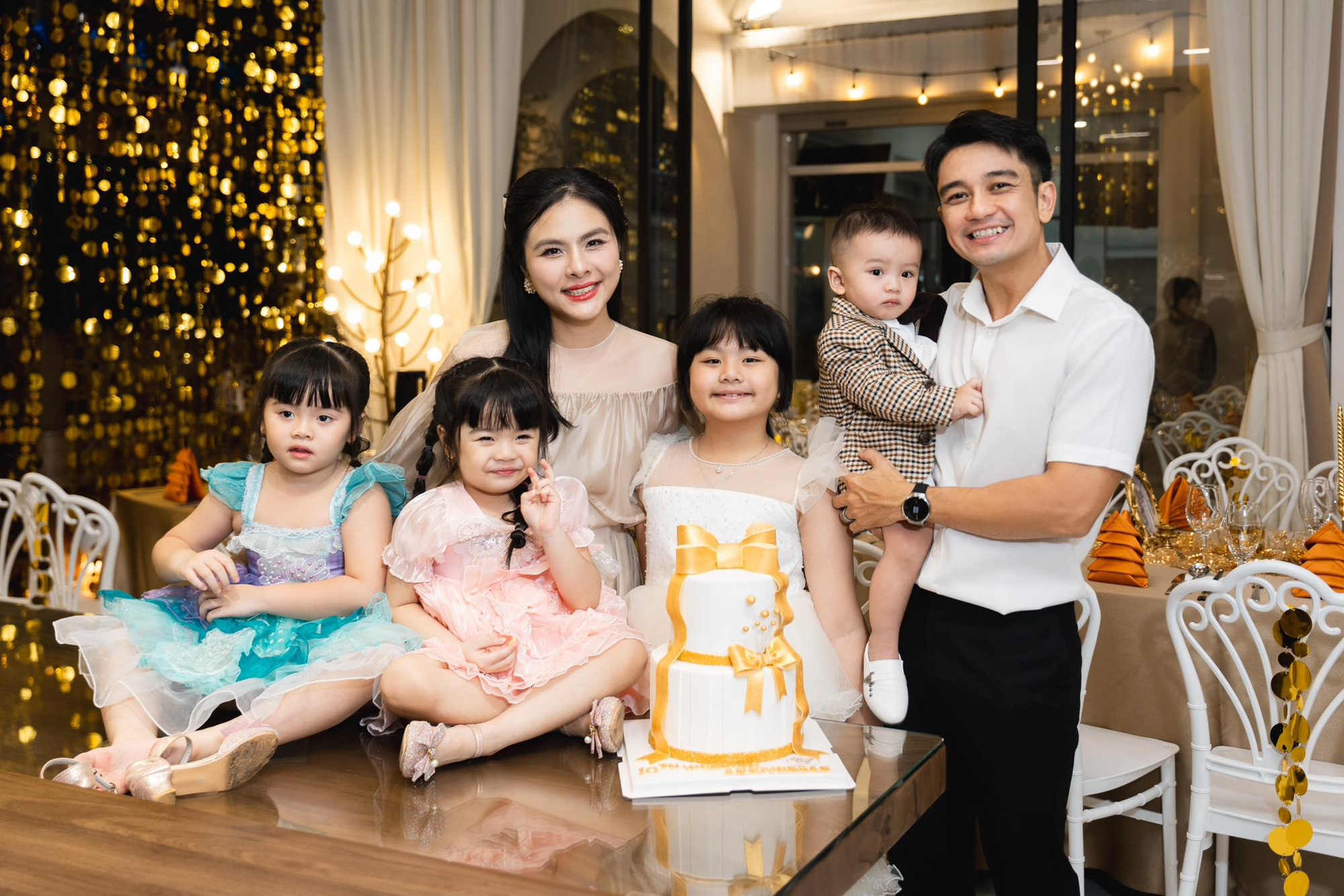 Phú bà 4 con ở dinh thự 1000m2 tự tay chuẩn bị lễ kỷ niệm 10 năm ngày cưới, đỉnh thế này bảo sao chồng mê đắm!- Ảnh 18.