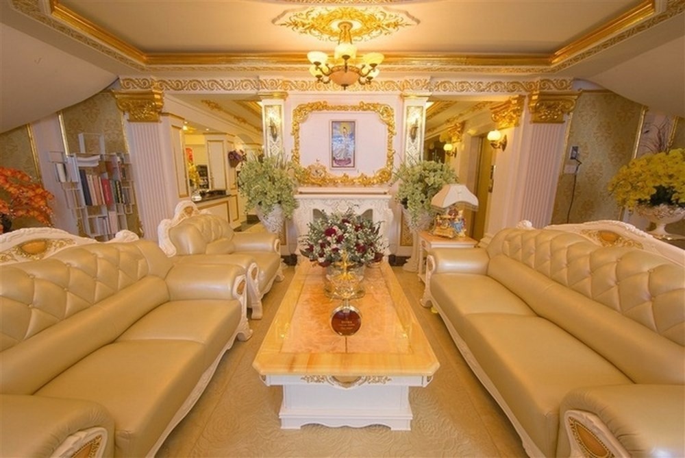 Ở Việt Nam có nữ nghệ sĩ xây biệt thự chứa trăm người vẫn thênh thang, dát vàng lộng lẫy đến lóa mắt- Ảnh 8.