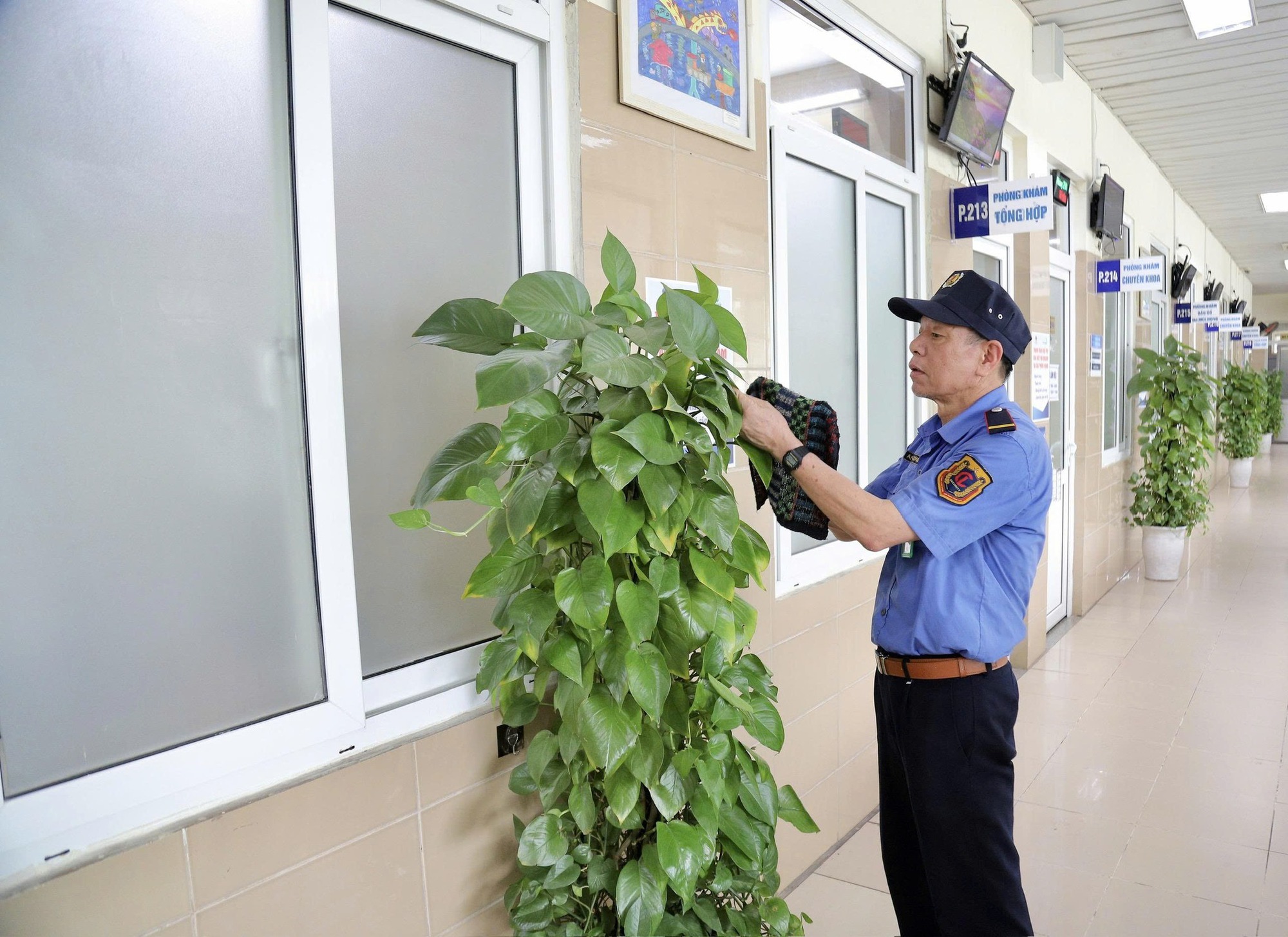 Bác bảo vệ này có lẽ là người hot nhất viện K Tân Triều: Biết chuyện đời tư thấy thương nhiều hơn- Ảnh 2. Bác bảo vệ này có lẽ là người hot nhất viện K Tân Triều: Biết chuyện đời tư thấy thương nhiều hơn- Ảnh 2.