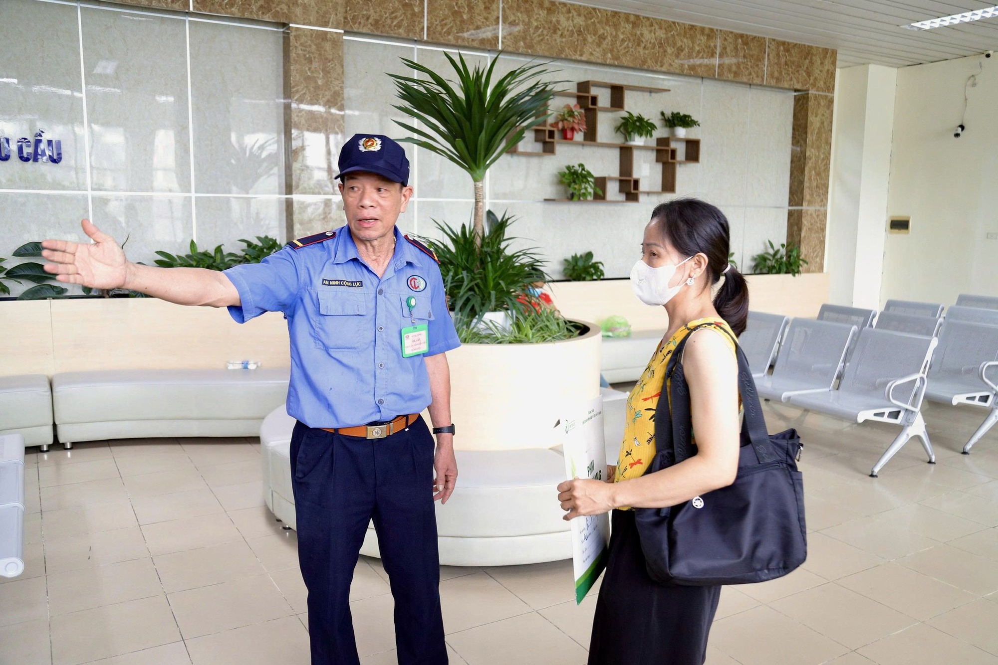 Bác bảo vệ này có lẽ là người hot nhất viện K Tân Triều: Biết chuyện đời tư thấy thương nhiều hơn- Ảnh 1. Bác bảo vệ này có lẽ là người hot nhất viện K Tân Triều: Biết chuyện đời tư thấy thương nhiều hơn- Ảnh 1.