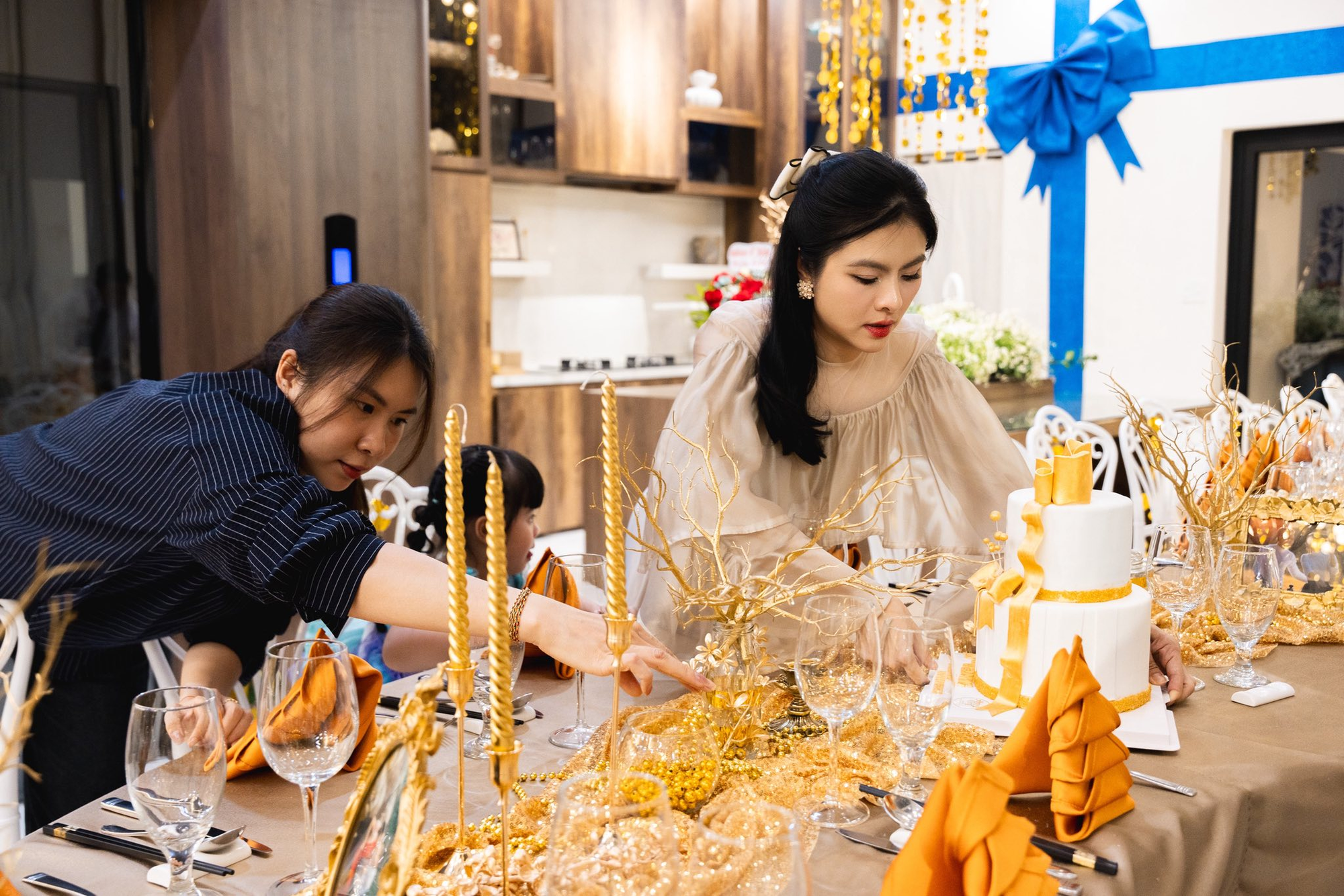 Phú bà 4 con ở dinh thự 1000m2 tự tay chuẩn bị lễ kỷ niệm 10 năm ngày cưới, đỉnh thế này bảo sao chồng mê đắm!- Ảnh 5.