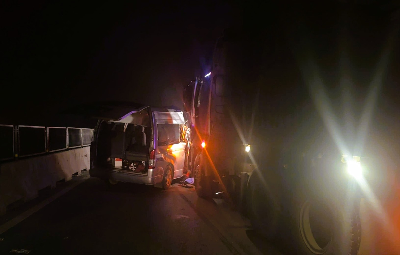 Hiện trường xe khách gặp nạn trên cao tốc khiến 4 người chết, 6 người bị thương - Ảnh 3.