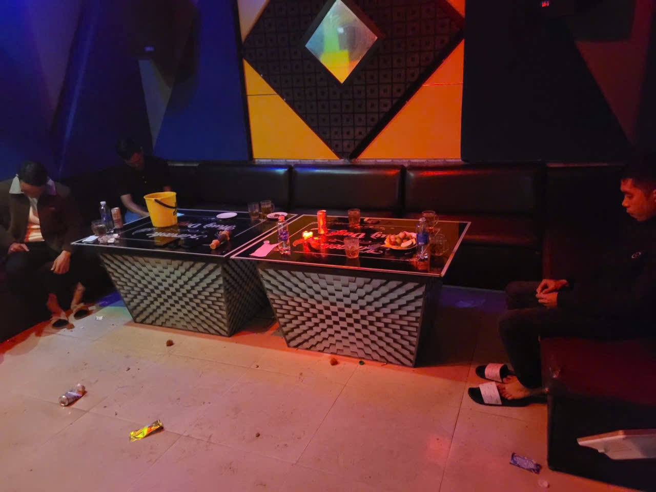 Kiểm tra đột xuất quán karaoke Thùy Duyên, - Ảnh 1.