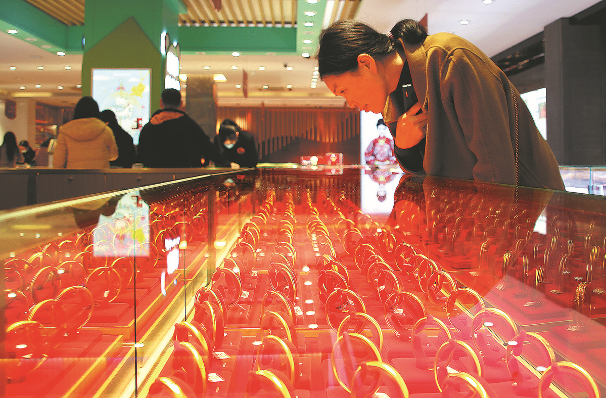 Cách "thoát nghèo" của Gen Z: Có tiền là tới tiệm vàng đầu tiên, ưu tiên mua vàng hơn mọi thứ!- Ảnh 2.