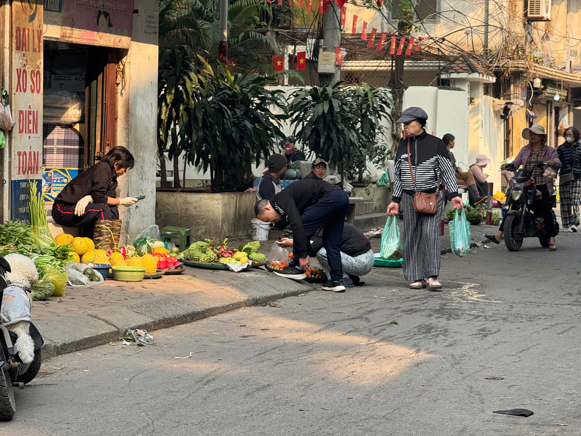 Hà Nội thực hiện xoá bỏ chợ cóc theo lộ trình - Ảnh 4.