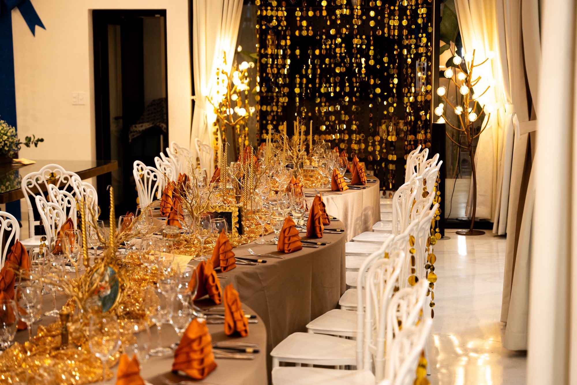 Phú bà 4 con ở dinh thự 1000m2 tự tay chuẩn bị lễ kỷ niệm 10 năm ngày cưới, đỉnh thế này bảo sao chồng mê đắm!- Ảnh 8.