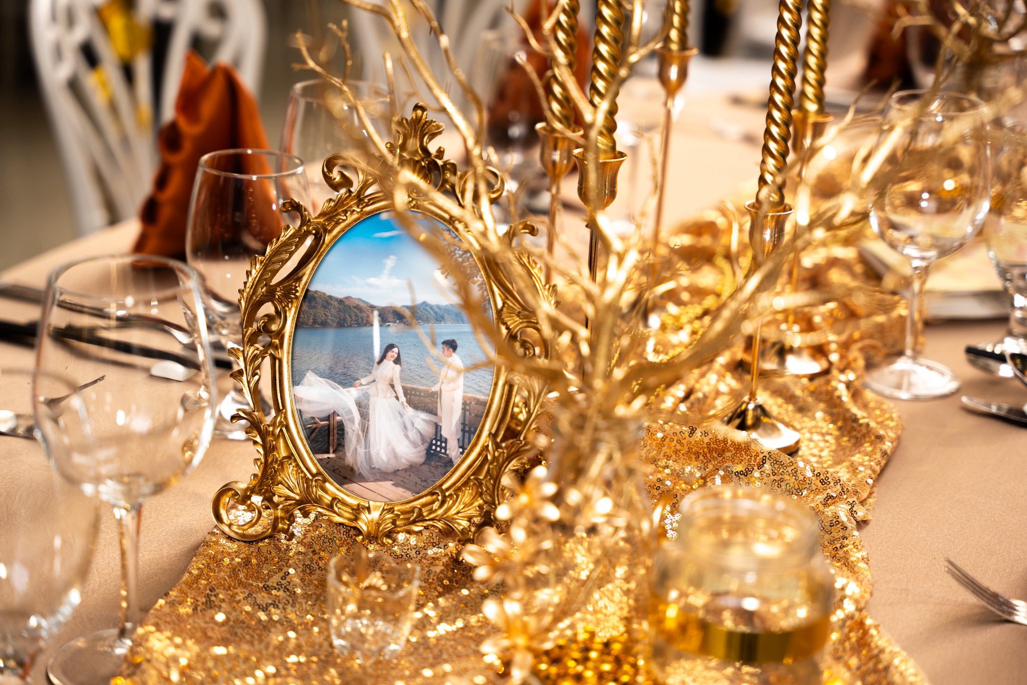 Phú bà 4 con ở dinh thự 1000m2 tự tay chuẩn bị lễ kỷ niệm 10 năm ngày cưới, đỉnh thế này bảo sao chồng mê đắm!- Ảnh 7.