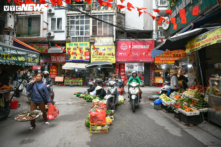 Bỏ chục tỷ đồng mua nhà, sống khổ giữa nhan nhản chợ cóc, quán ăn- Ảnh 2.