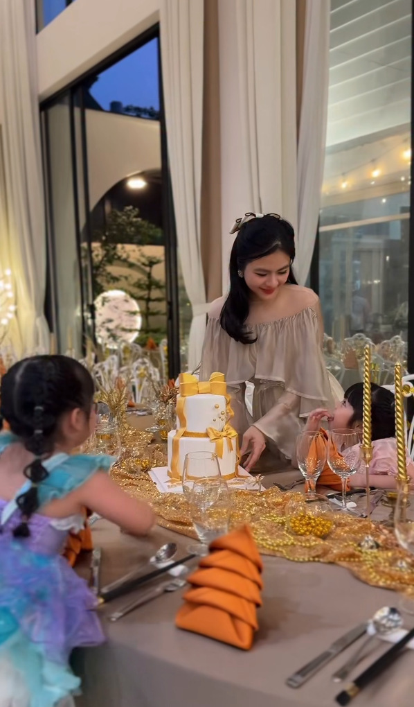 Phú bà 4 con ở dinh thự 1000m2 tự tay chuẩn bị lễ kỷ niệm 10 năm ngày cưới, đỉnh thế này bảo sao chồng mê đắm!- Ảnh 2.