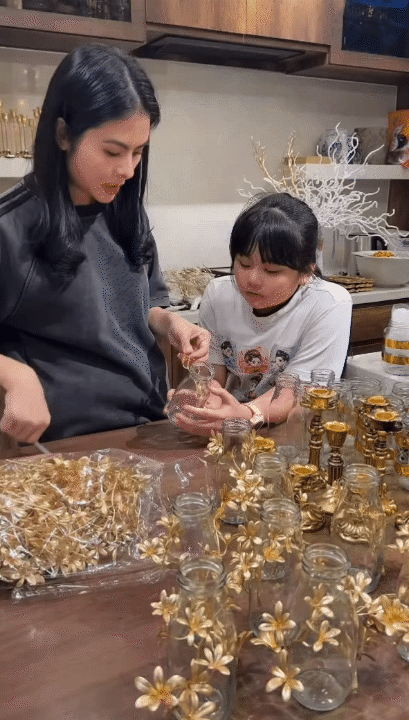 Phú bà 4 con ở dinh thự 1000m2 tự tay chuẩn bị lễ kỷ niệm 10 năm ngày cưới, đỉnh thế này bảo sao chồng mê đắm!- Ảnh 3.