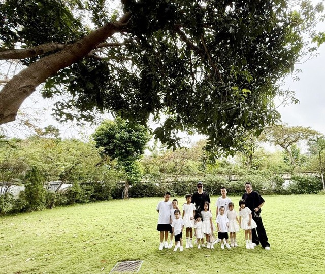 Cả showbiz có đúng 1 người: Nuôi 10 người con không cùng huyết thống, ở biệt thự "khủng" 2.000m² - Ảnh 2.