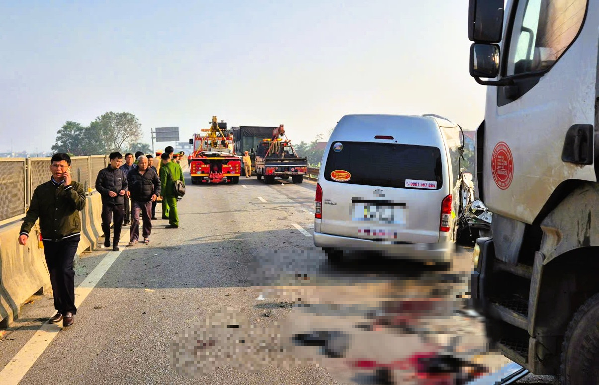 Hiện trường xe khách gặp nạn trên cao tốc khiến 4 người chết, 6 người bị thương - Ảnh 1.