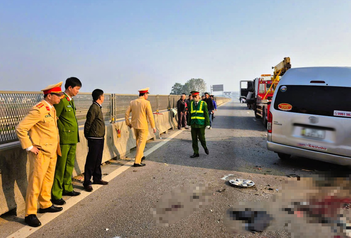 Hiện trường xe khách gặp nạn trên cao tốc khiến 4 người chết, 6 người bị thương - Ảnh 6.