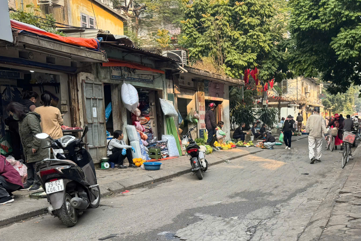 Hà Nội thực hiện xoá bỏ chợ cóc theo lộ trình - Ảnh 1.