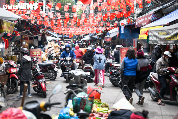 Bỏ chục tỷ đồng mua nhà, sống khổ giữa nhan nhản chợ cóc, quán ăn- Ảnh 1.