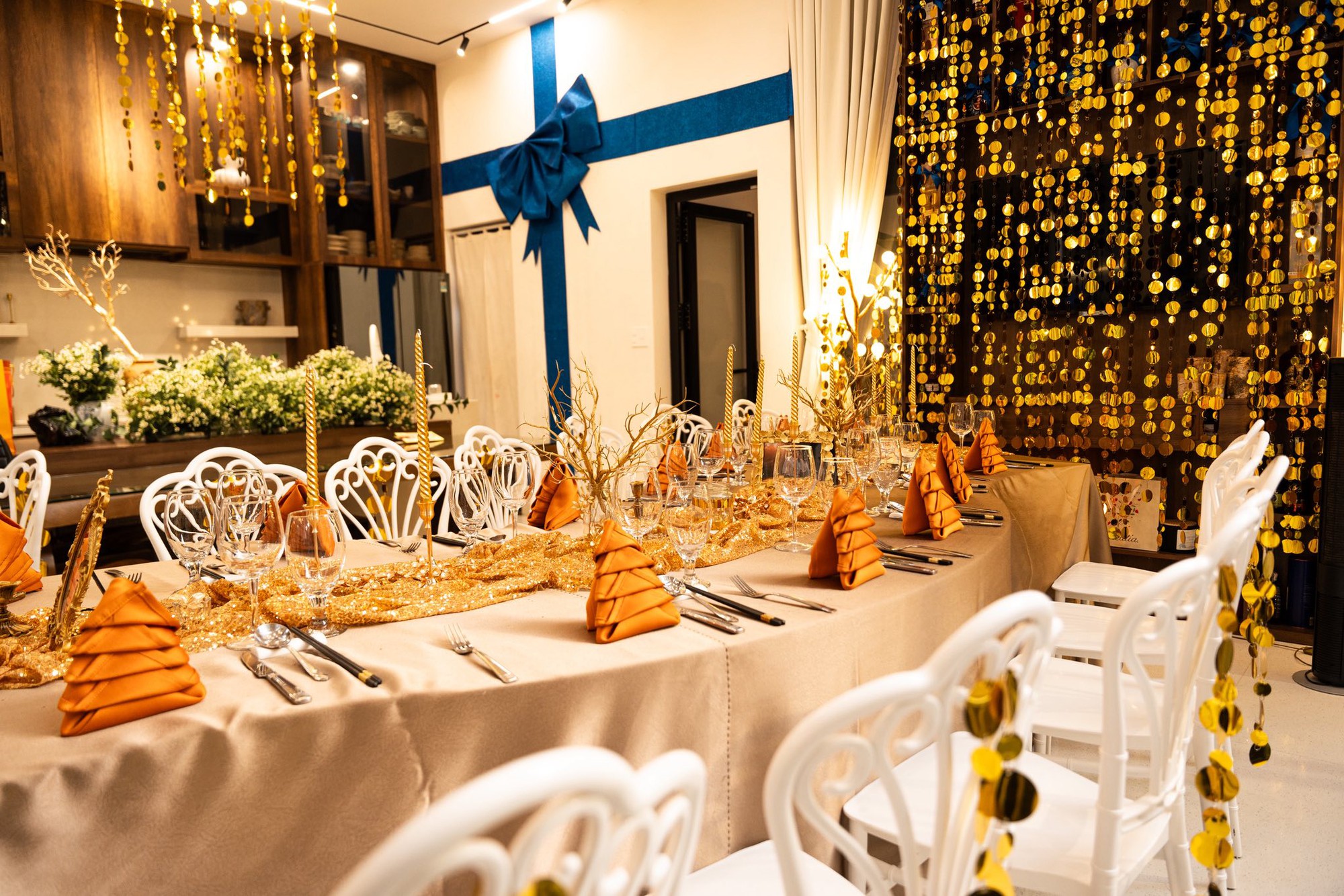 Phú bà 4 con ở dinh thự 1000m2 tự tay chuẩn bị lễ kỷ niệm 10 năm ngày cưới, đỉnh thế này bảo sao chồng mê đắm!- Ảnh 11.