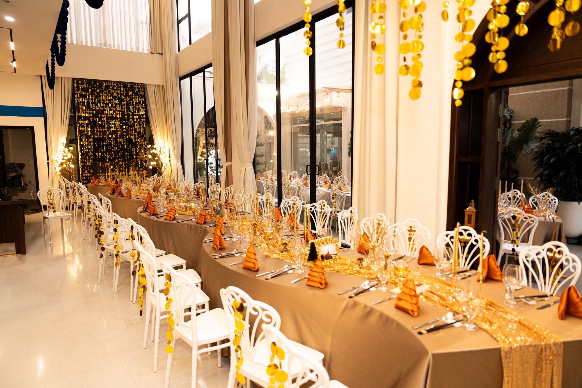 Phú bà 4 con ở dinh thự 1000m2 tự tay chuẩn bị lễ kỷ niệm 10 năm ngày cưới, đỉnh thế này bảo sao chồng mê đắm!- Ảnh 9.